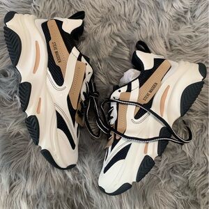 Steve Madden Possession-E Sneaker Beige Irish/ Black/ Silver Women’s Size 8